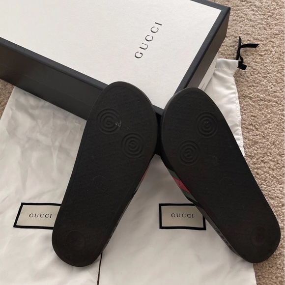 SOLD.Gucci Signature Pool Slides - Picture 5 of 5